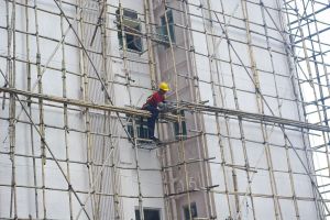 1024px-worker_dismantling_a_bamboo_scaffolding